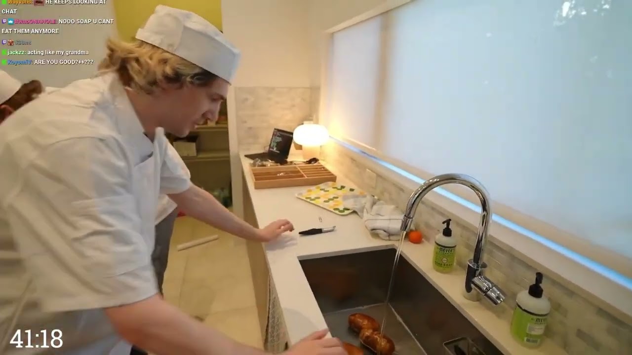 xQc использует отбеливатель для мытья картофеля...