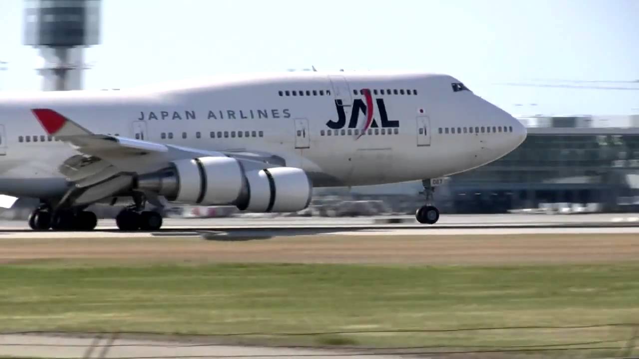 Midday arrivals at YVR including JAL 747, Cathay 747+ A340.   (HD)