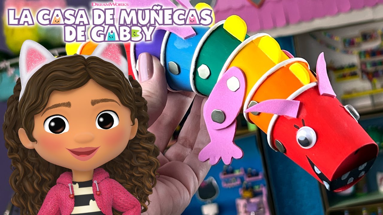 ¡Hagamos dispensadores de vasos de papel con los colores del arcoiris! | LA CASA DE MUÑECAS DE GABBY