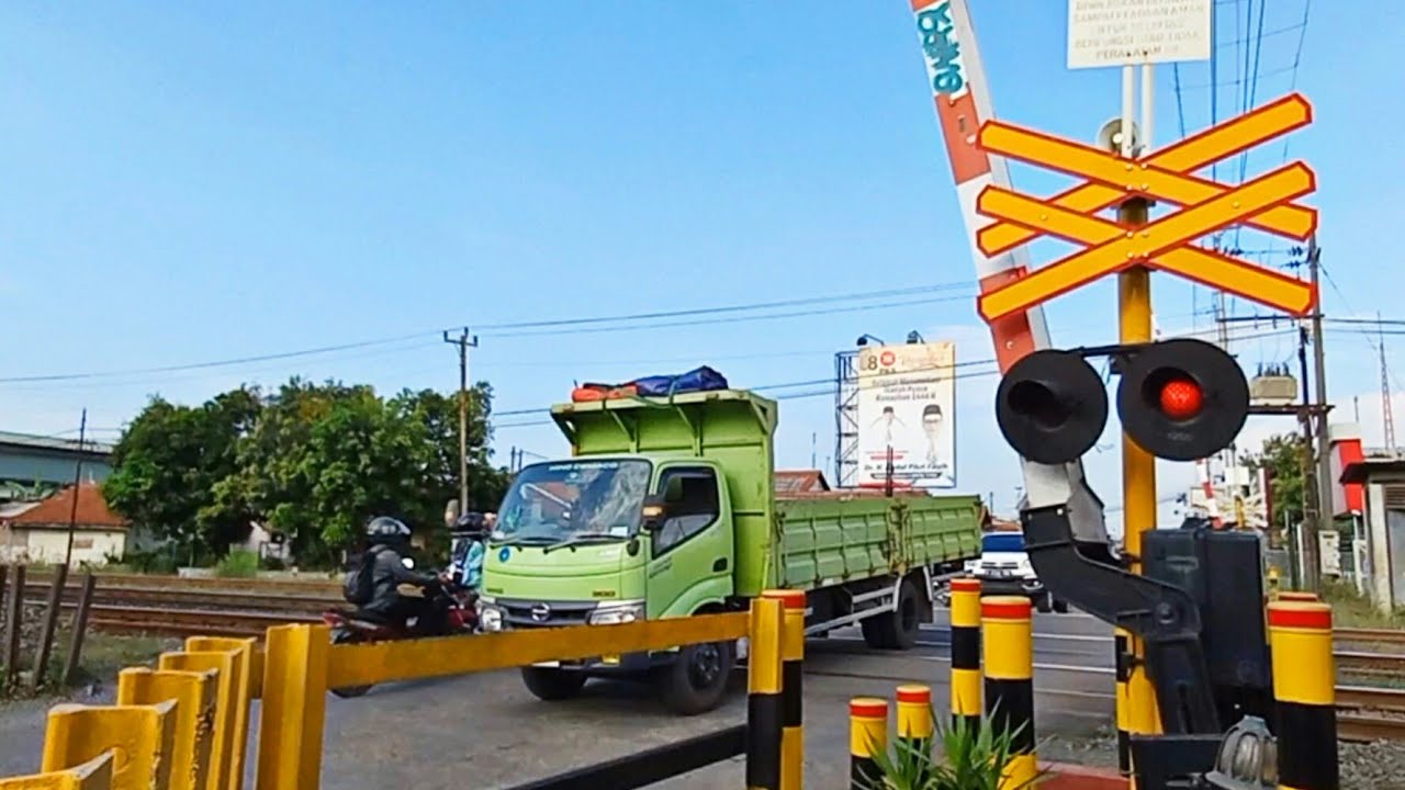 Perlintasan Kereta Api JPL 213 Melintas Ka Tegal Bahari