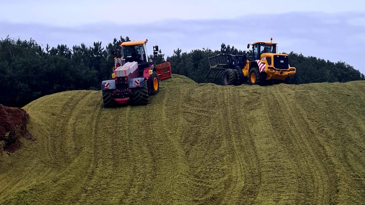 Vredo VT4556 Pushing Silage (+JCB 427 Agri)
