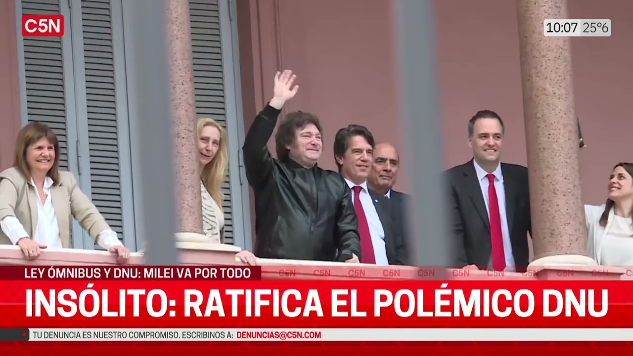 MILEI y su GABINETE SALEN al BALCON de la CASA ROSADA
