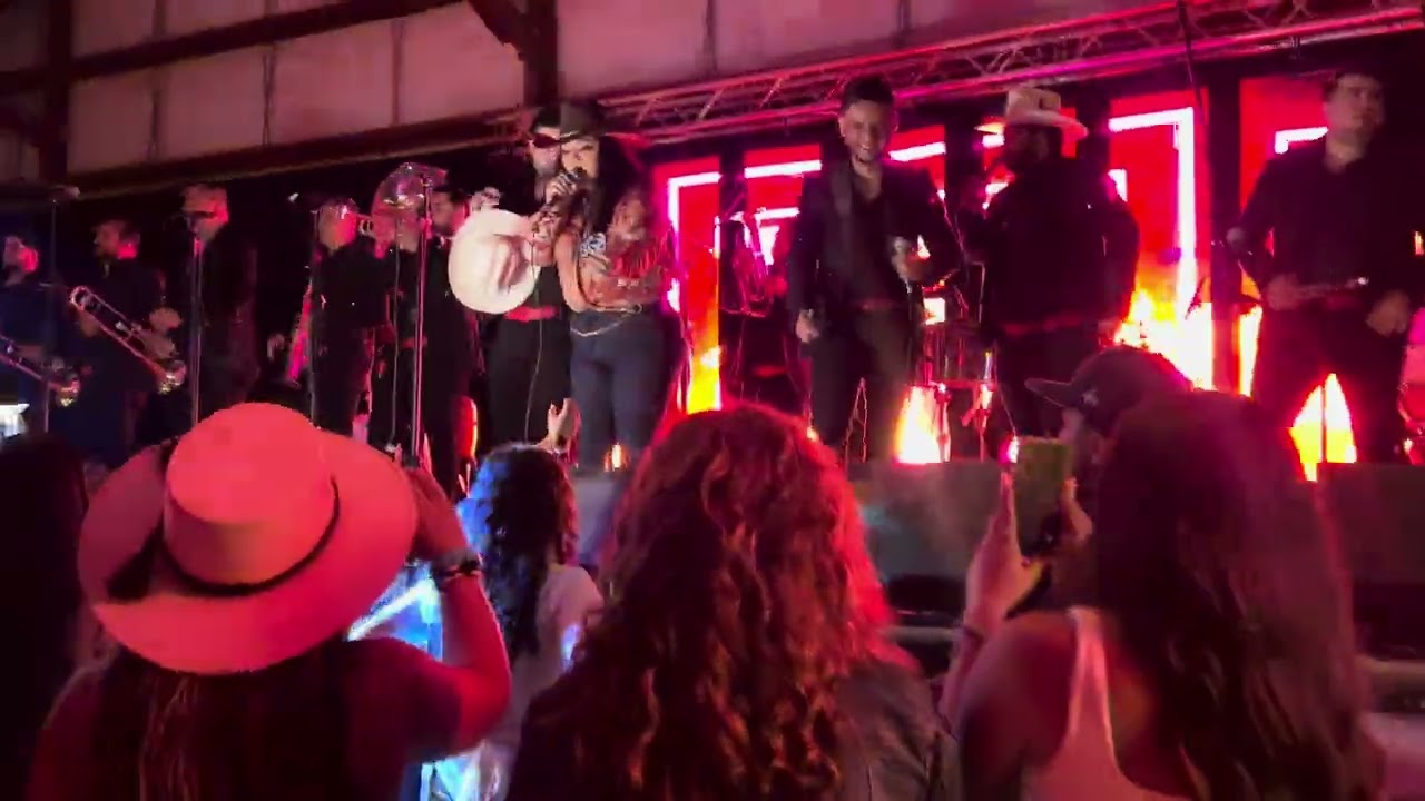 No Llega el Olvido en vivo con Banda Corona del Rey