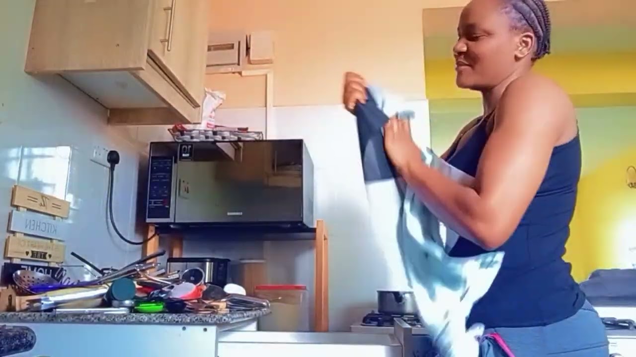 HOW I MAKE MYSELF BUSY🥺😔 WHEN MY TWIN IS NOT AROUND ( let's clean the kitchen 🤗🤗🤗)