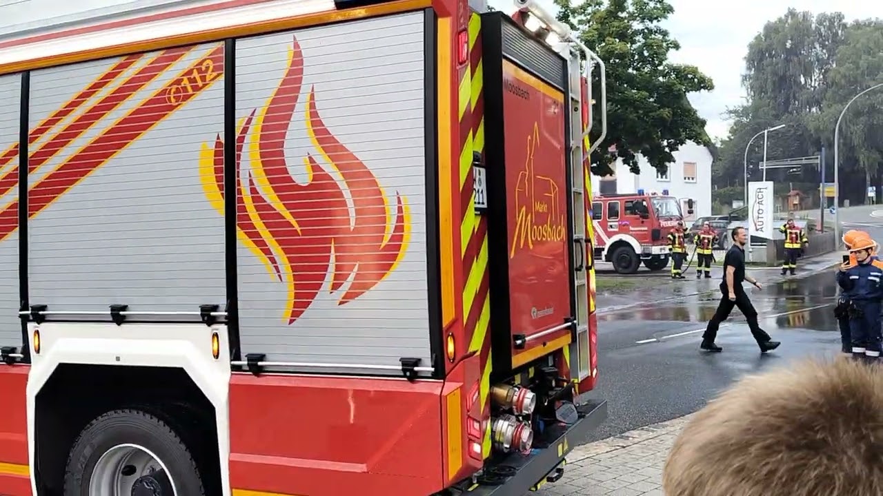 1. Einparken des neuen TLF 3000 am Feuerwehrhaus Moosbach