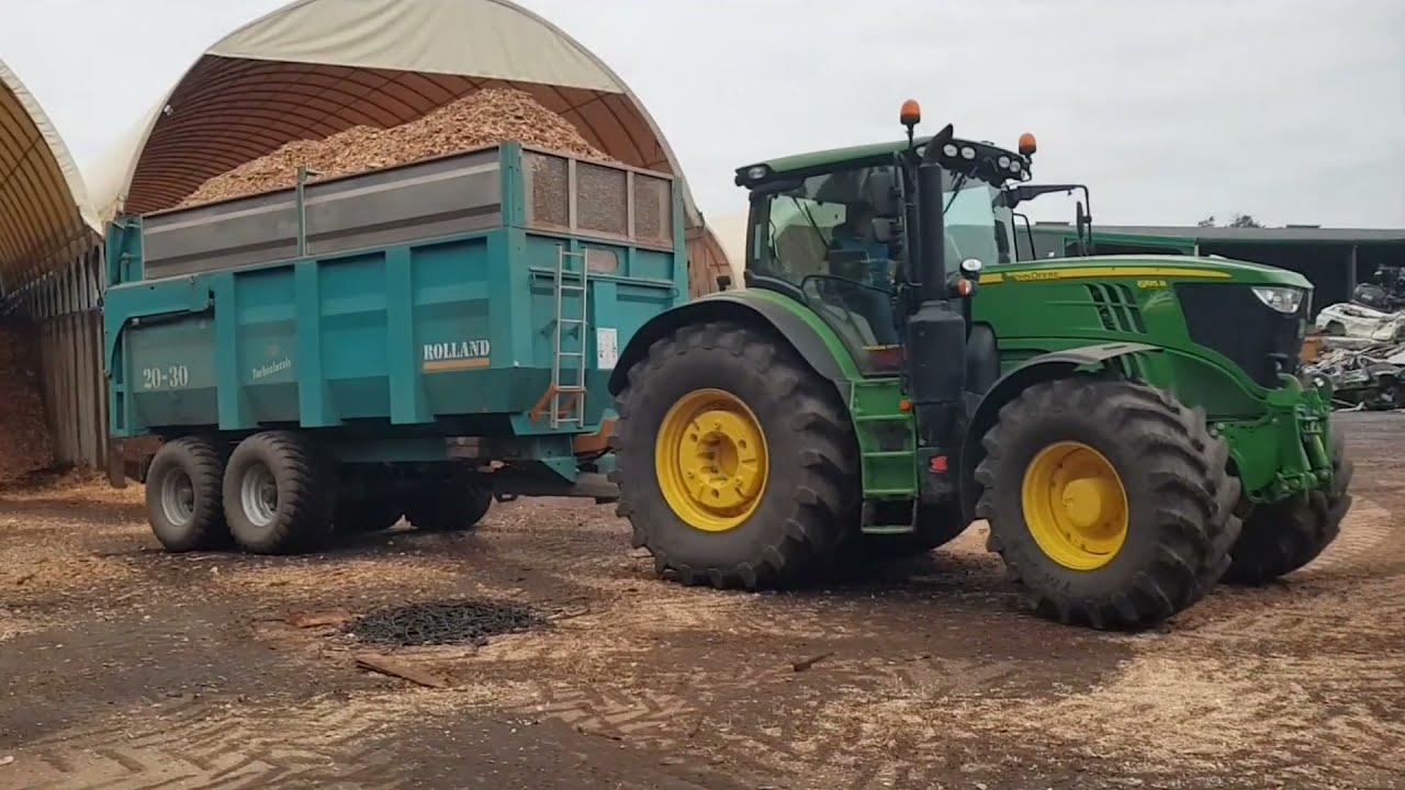 Réception de plaquettes de bois avec benne et tracteur agricole