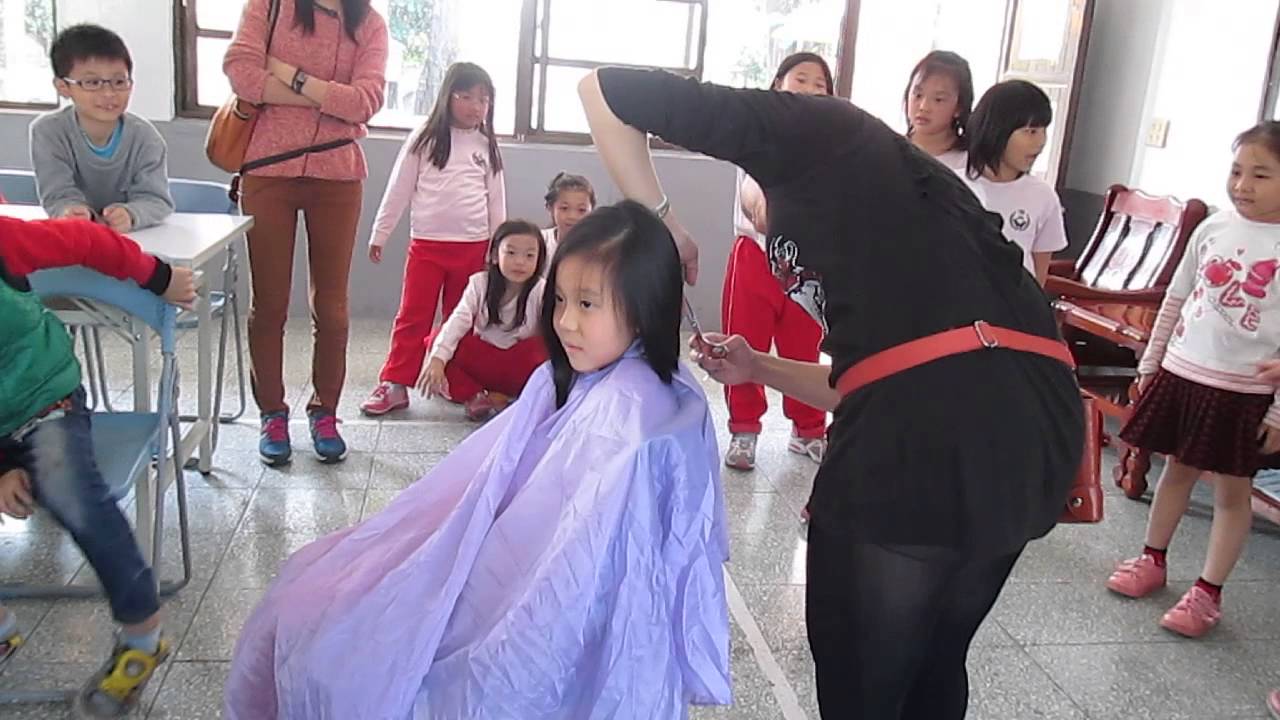 灣內國小一忠周柔妡捐贈出生到現在的秀髮給榮總癌症中心