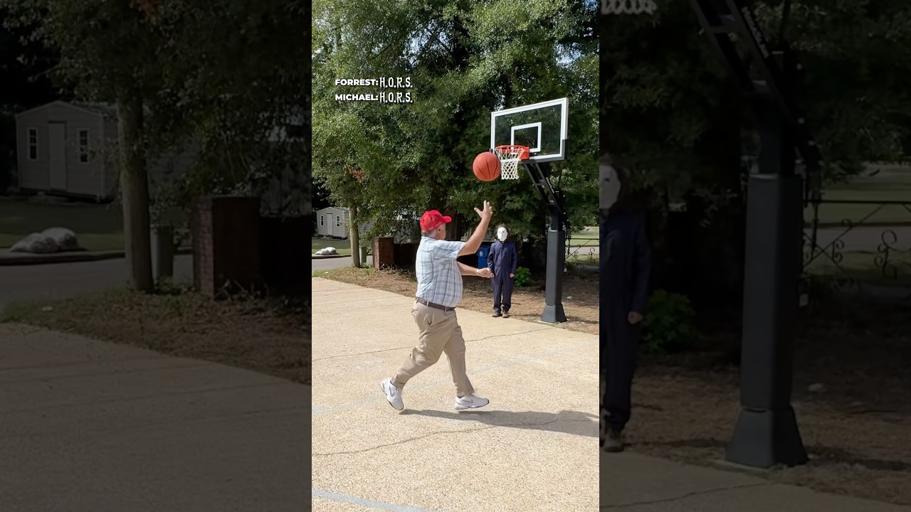 Forest Gump vs. Michael Myers &ndash; Meisterschaftsspiel der Pferde 😭 #halloweenhorse #basketball #com...