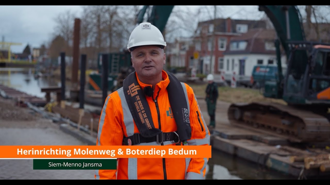 Op locatie bij: nieuwe steigers en kademuren in Groningse Bedum