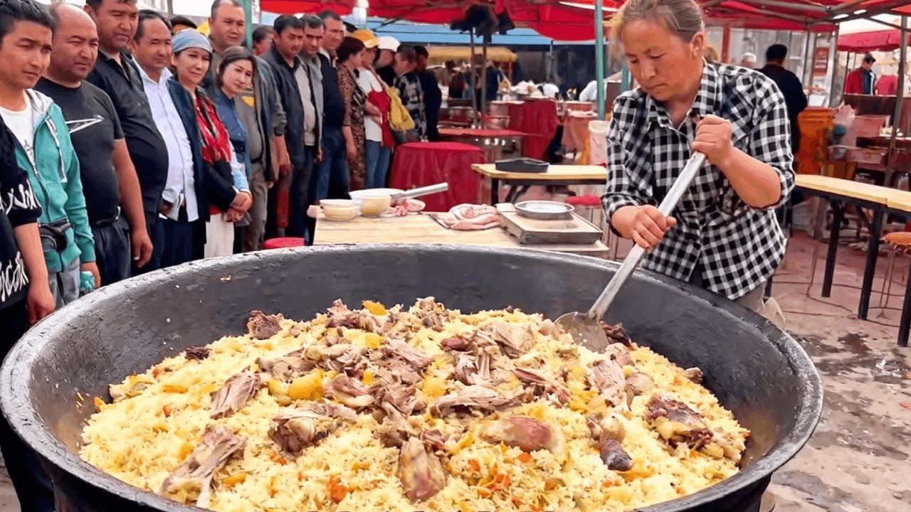 新疆牛肉手抓饭震撼出摊：一锅猛炒100斤肉，5元一大碗！整条街的排队就为这一口！