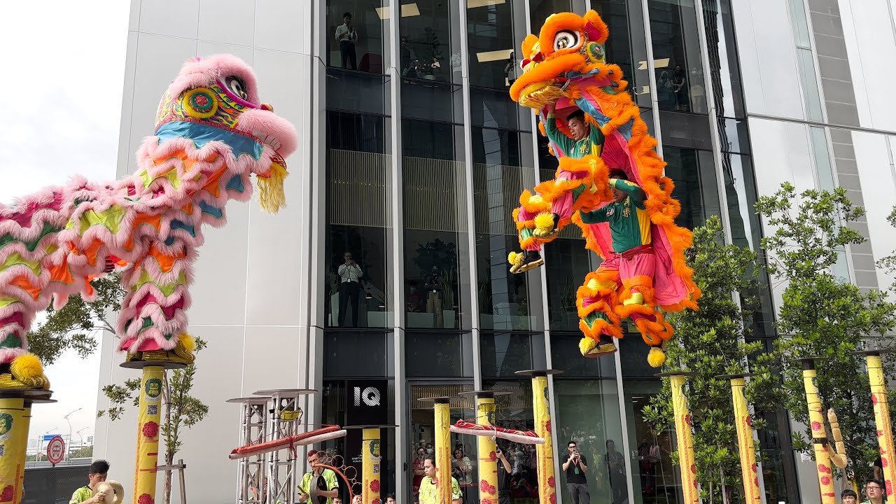 Acrobatic Lion Dance (双狮高桩表演 Múa Lân) by Khuan Loke 群樂 @ Menara IQ, TRX, Kuala Lumpur (2/2/2023)