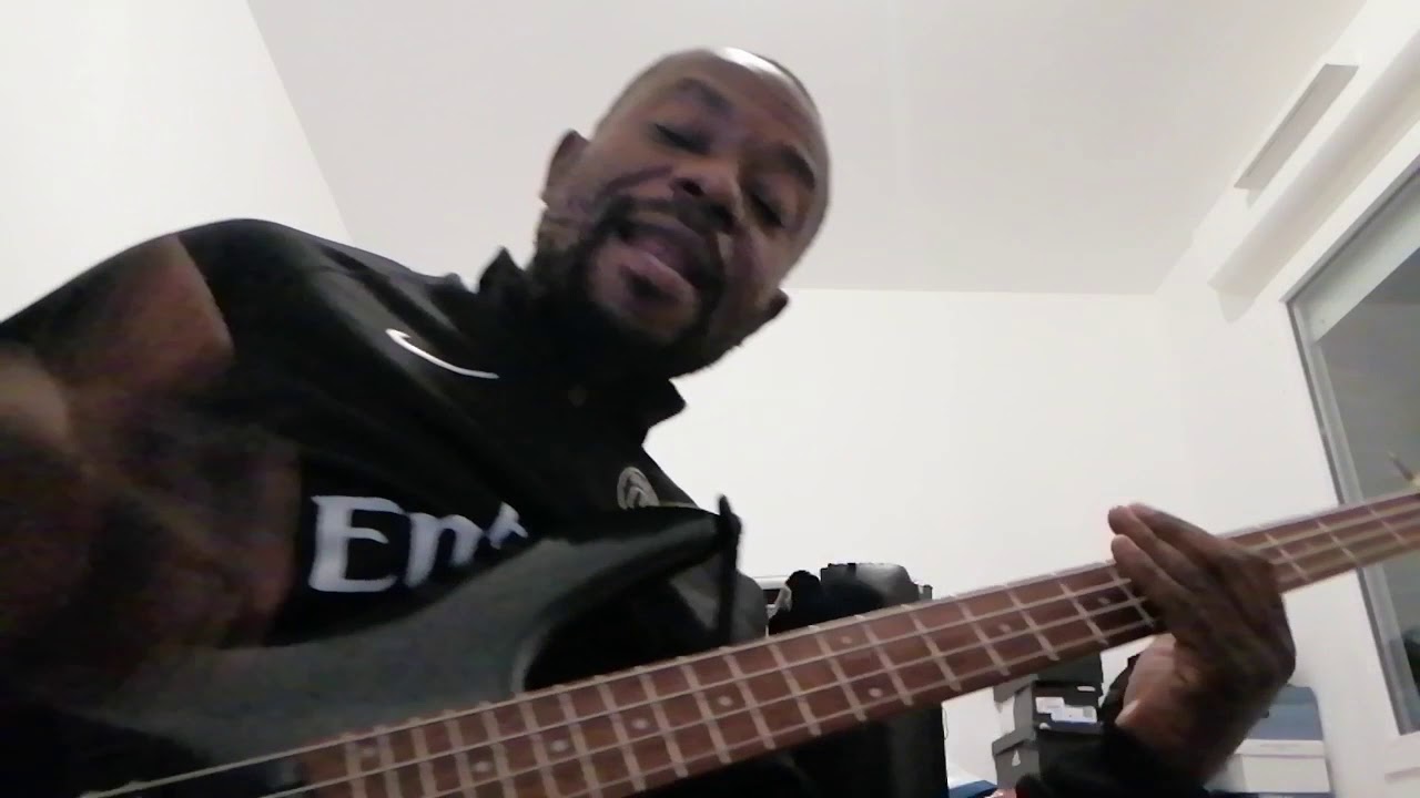 GUITARE BASSE KITI OFANDI (MIKE KALAMBAY)