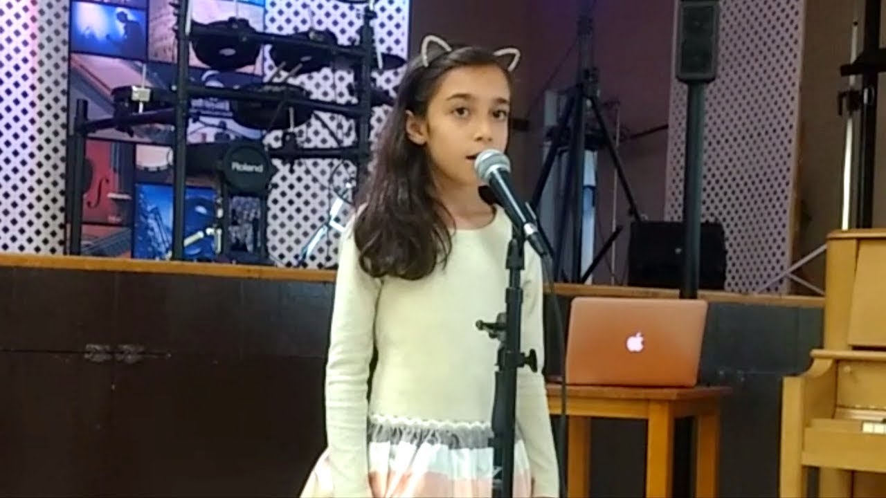 LELE CANTANDO NO SHOW DE TALENTOS DA ESCOLA DE MÚSICA NO CANADÁ ★ A Thousand Years | Christina Perri