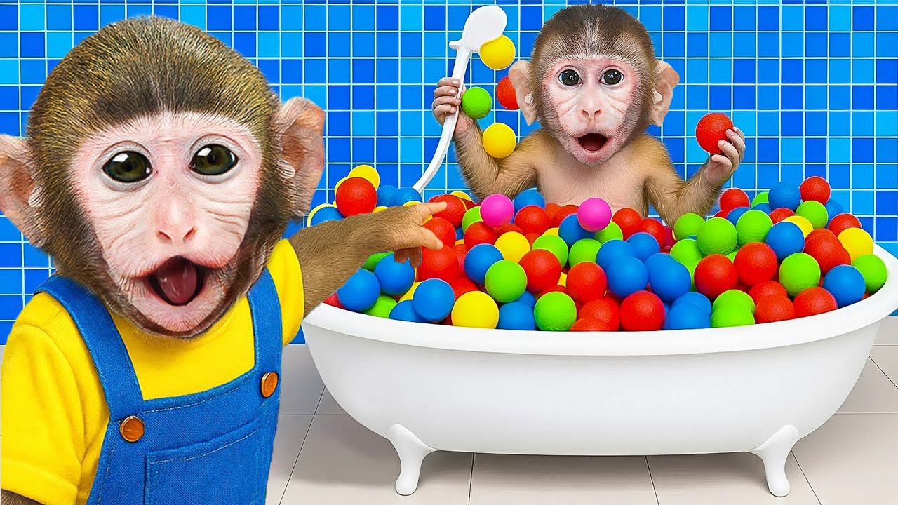 Mono Momo cuida a un mono bebé y lo baña en la bañera porque se cayó en el bote de basura