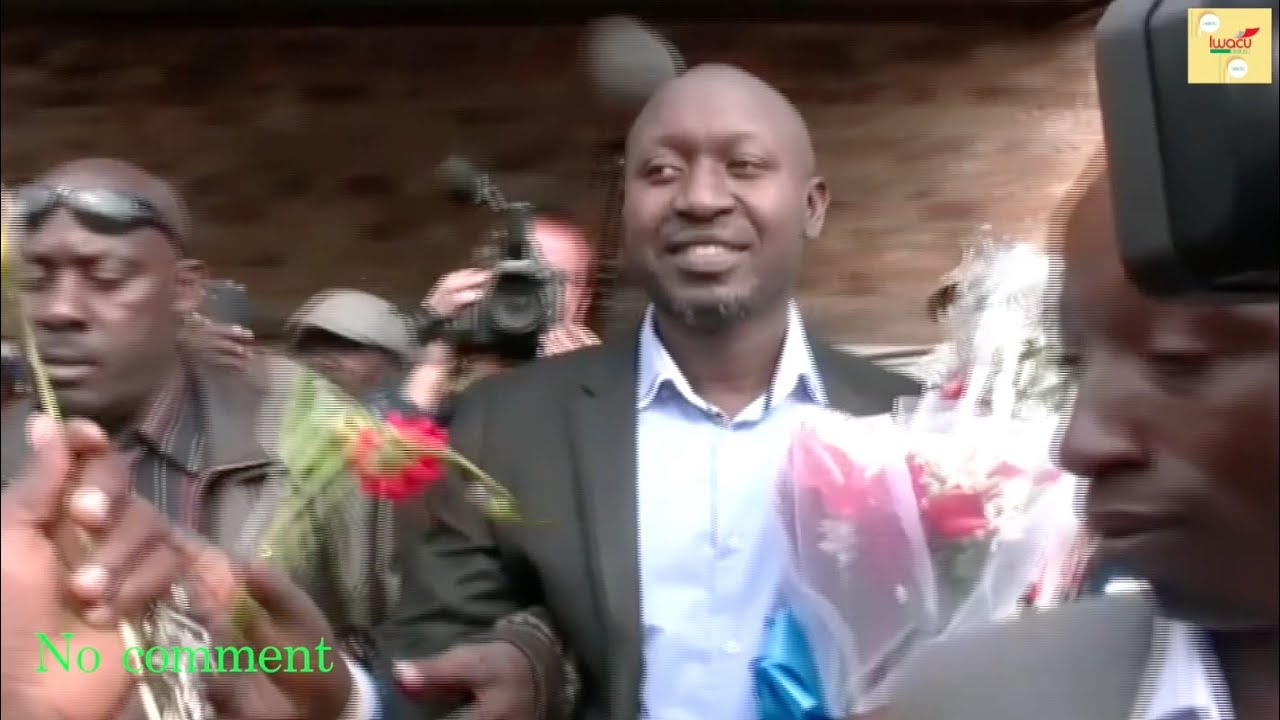Sortie de Bob Rugurika de la prison, après 30 jours d'incarcération