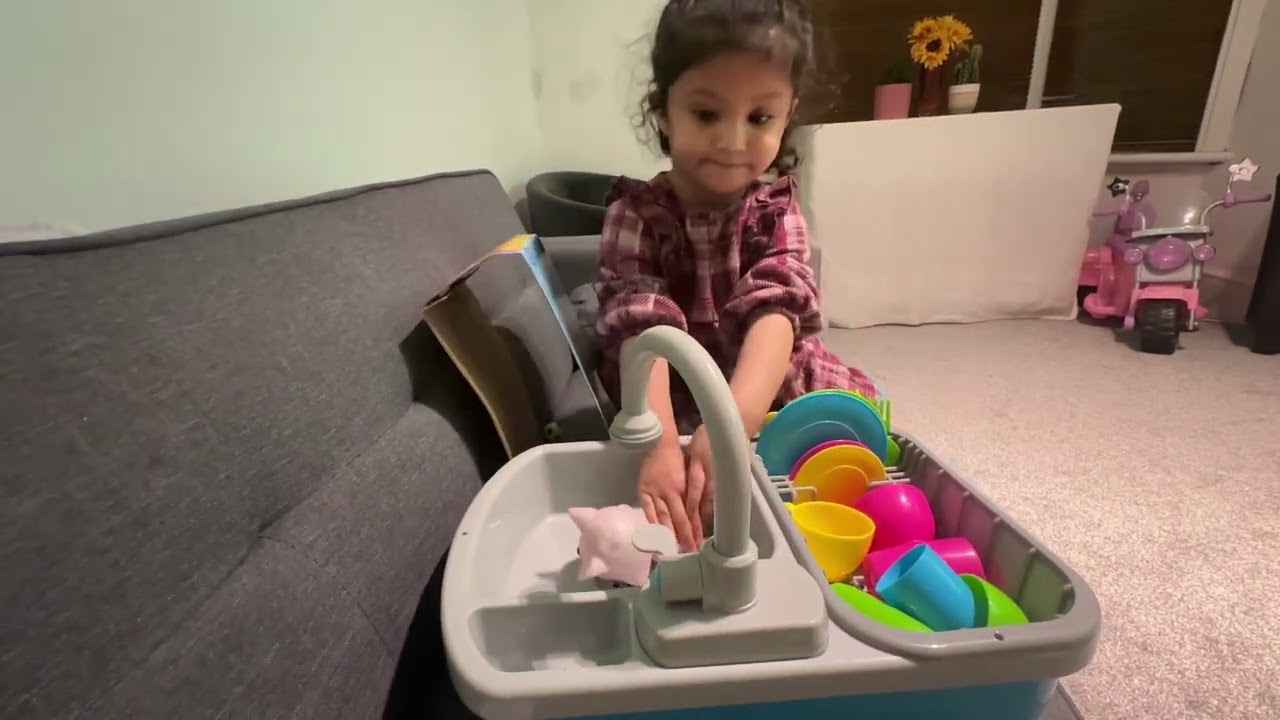 আন্টির কাছ থেকে খেলনা গিফট পেয়ে সেতো মহাখুশি পুরো চার ঘন্টা এই খেলনা দিয়ে খেলেছে