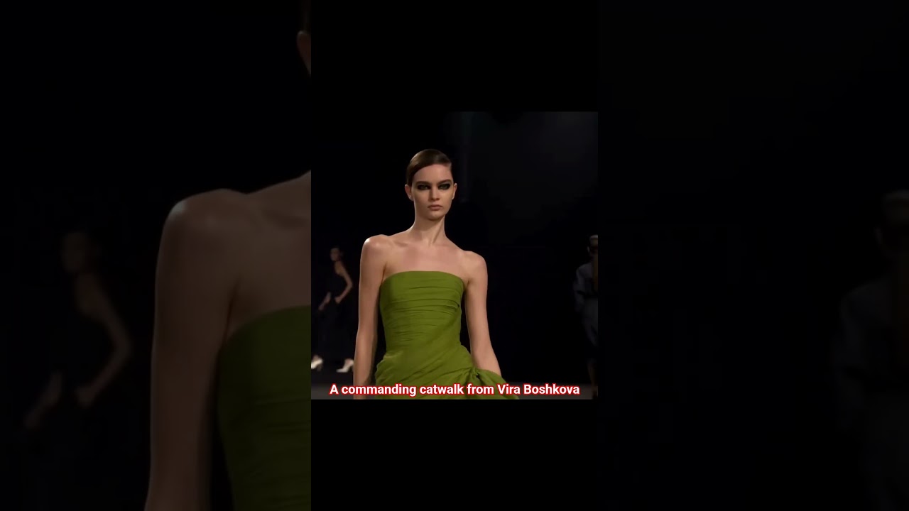 И дизайн, и походка модели заслуживают внимания. Что вы думаете? #eliesaab FW26