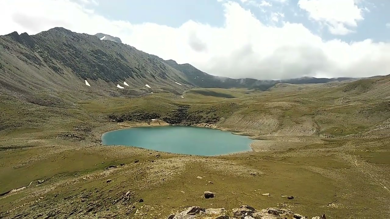 Над высокогорными озёрами Ноур около Хнов в Ахтынском районе Дагестана