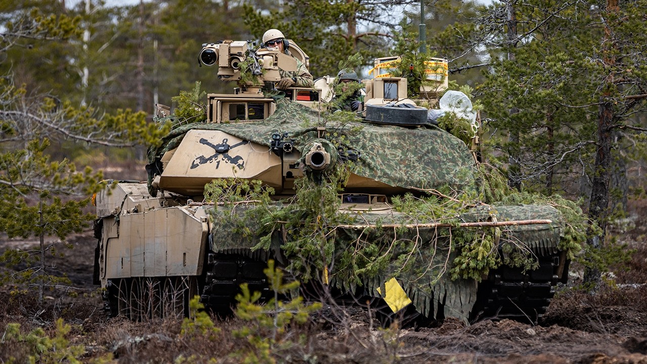 NATO Camouflage Showcase: Challenger, Leopard & Bradley [RAW FOOTAGE 4K]
