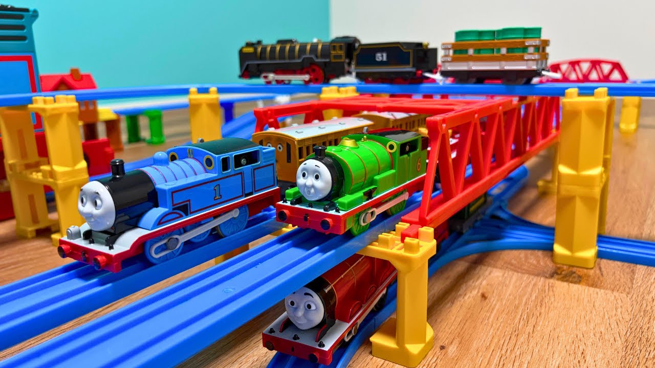 Plarail: Thomas and Percy on the double-track big bridge! Hiro runs above, James runs below!
