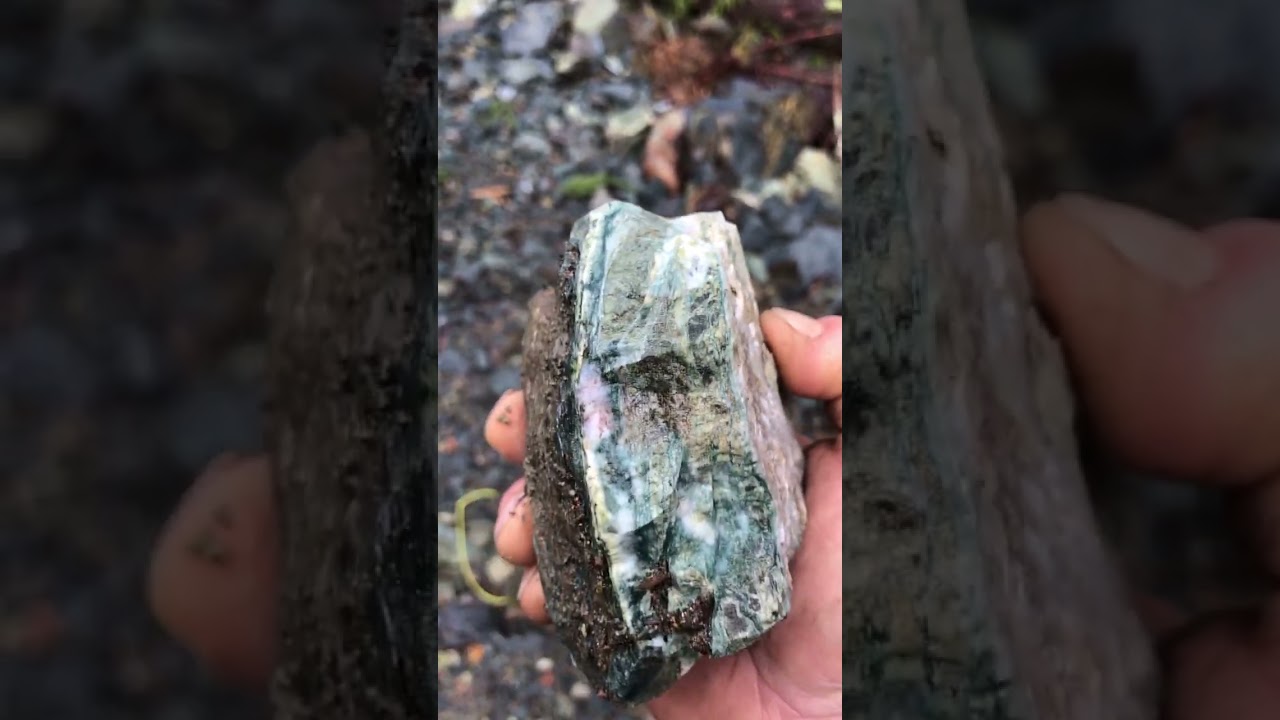 Rockhounding a new rd on Quadra Island #Quadrarockers