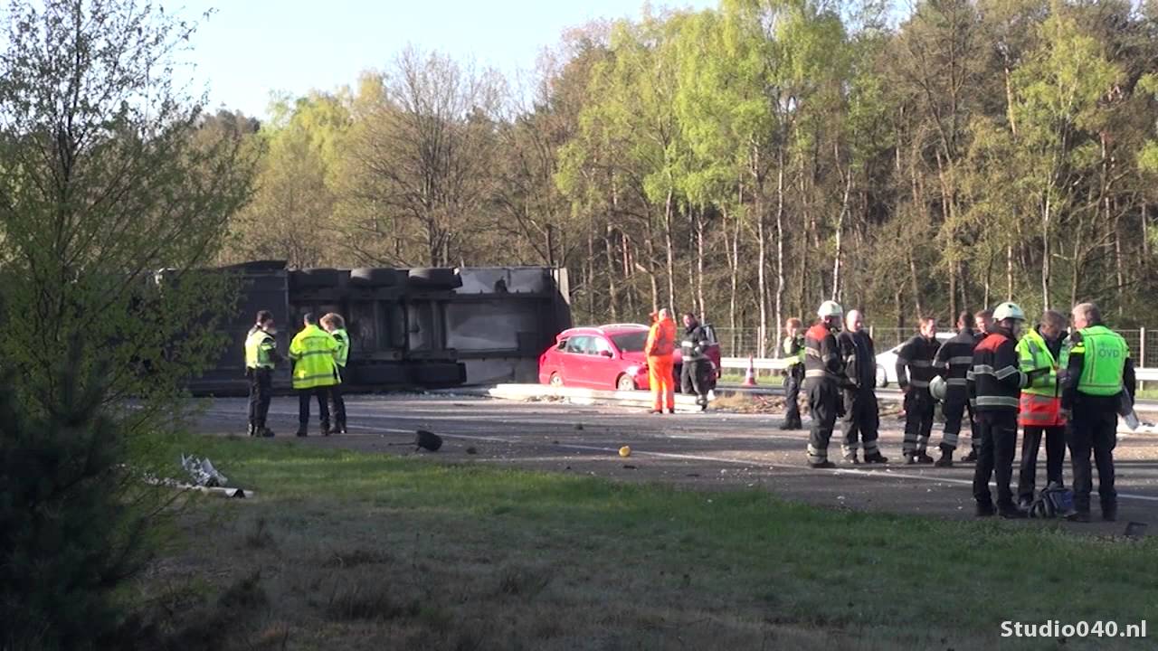 File A2: vrachtwagen met pakken melk gekanteld