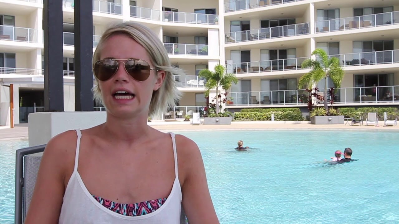 Vue Apartments Trinity Beach reviews with Hayley from England by Grasshopper Travel