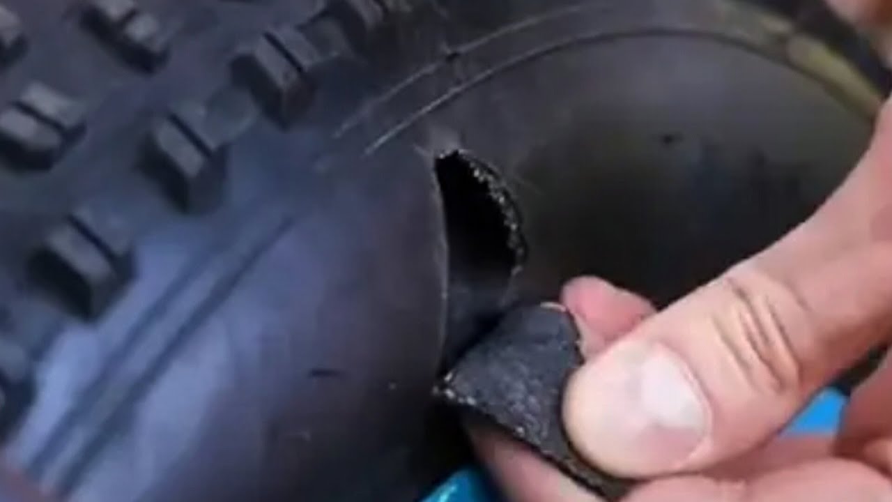 كيفية إصلاح إطار الدراجة المثقوب في ثوانٍ