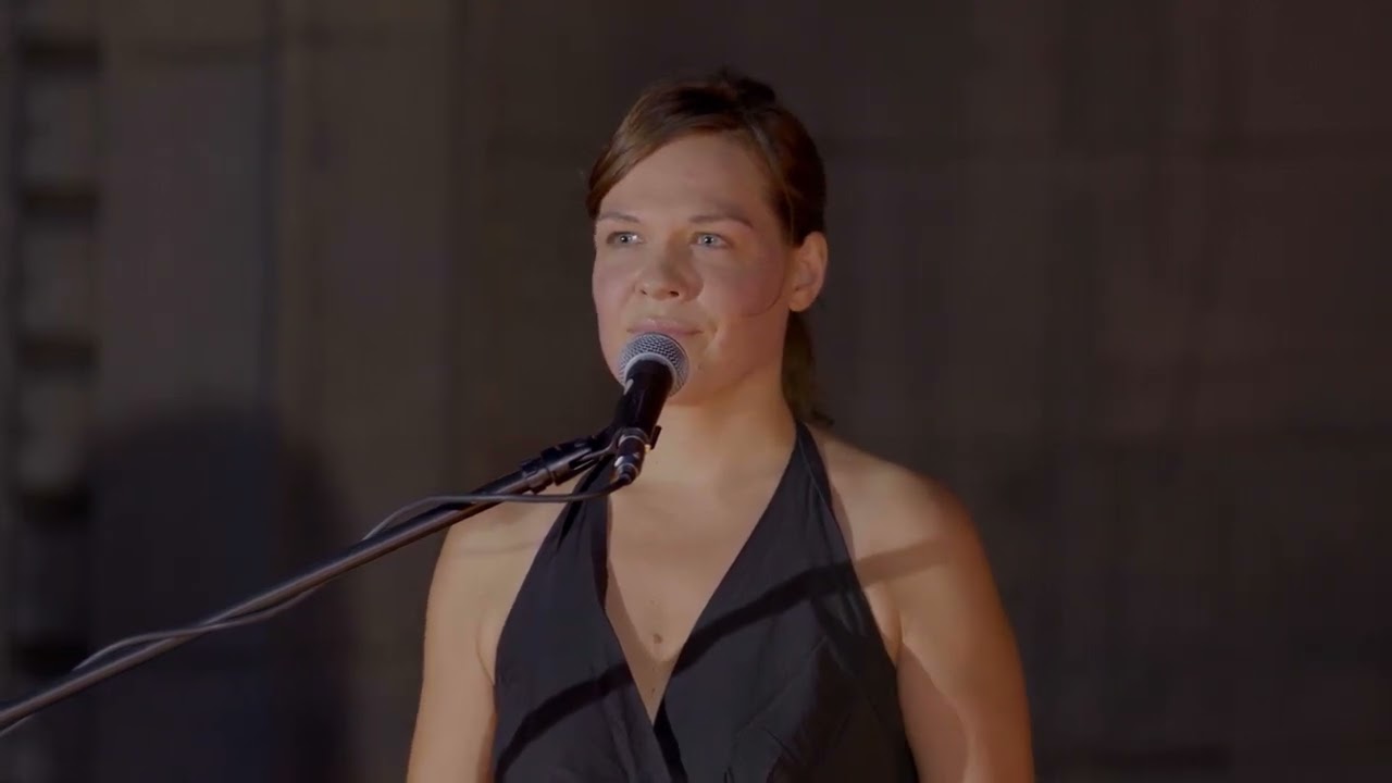Maniucha Bikont – Czarny (live) / BarStudio / Plac Defilad