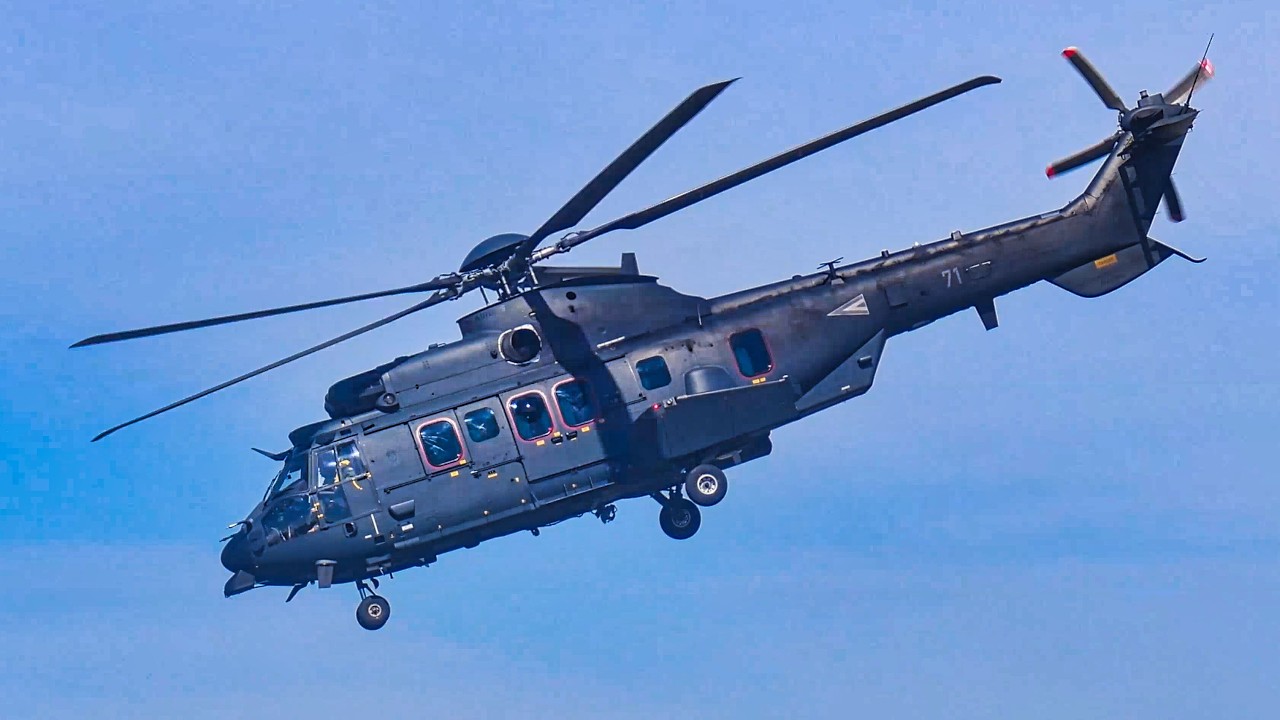 DEMO FLIGHT 🇭🇺 Hungarian Air Force Airbus H225M Caracal Stunts over Budapest City