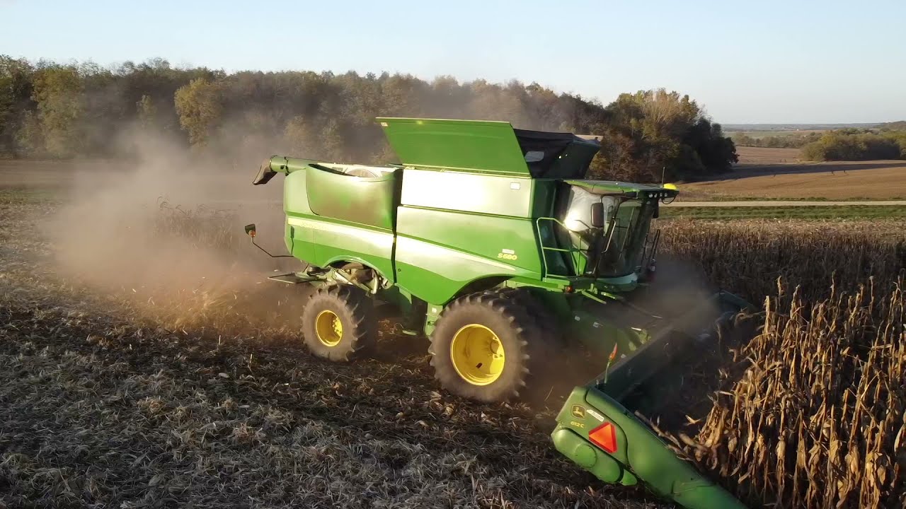 John Deere S680 Harvesting Corn