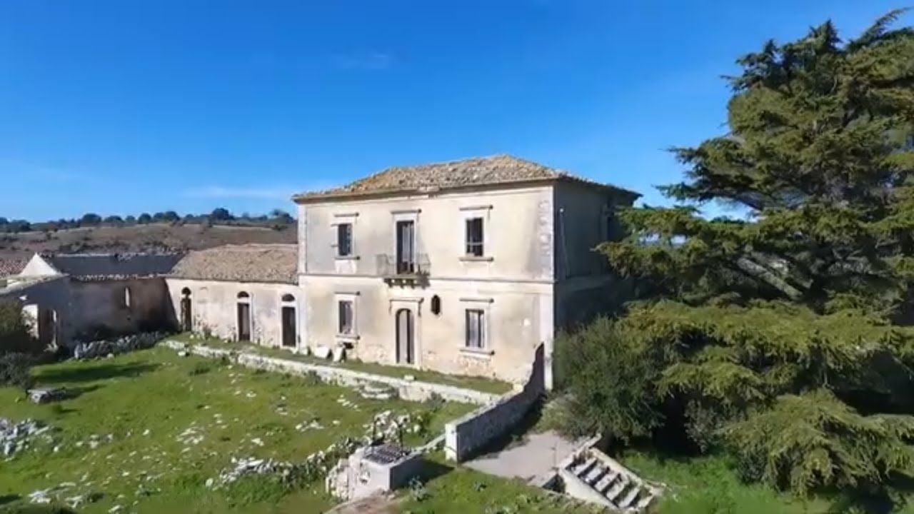 SCAPPIAMO DA QUELLA SOFFITTA SPAVENTOSA - 12 - URBEX - SICILIA ABBANDONATA