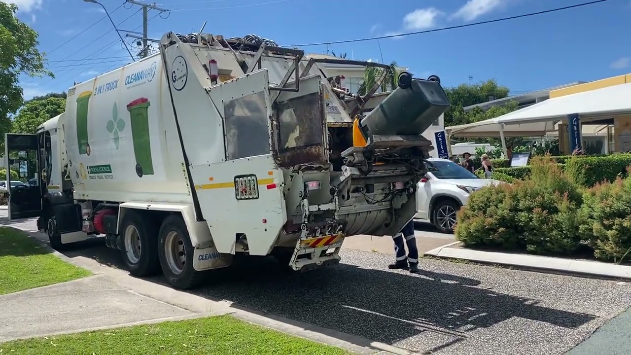 Recycling in Noosa with RL00322 #cleanaway 