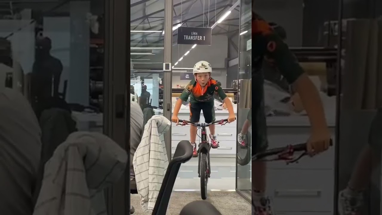 Talented kid on bike at de office 😅🤦🏻✌🏻 #bike #biketrial #trial #shorts