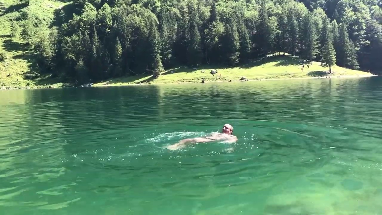 Le lac de montagne « Seealpsee » en Suisse