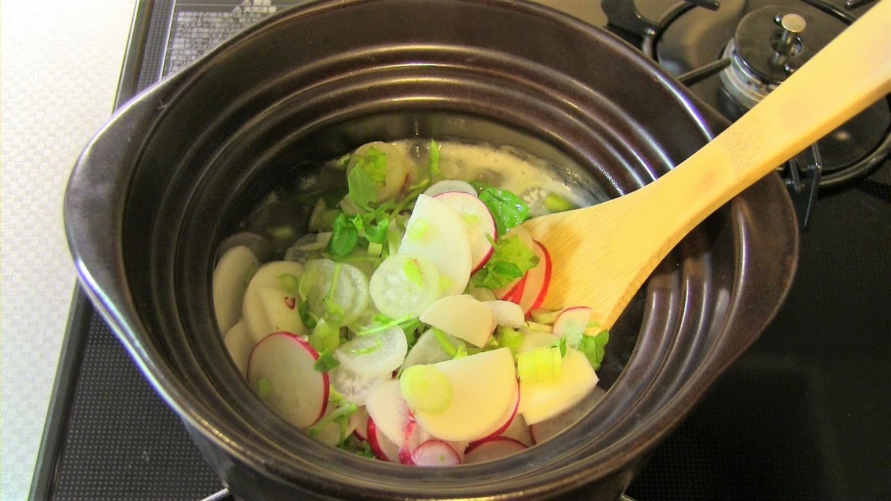 Nanakusa-Gayu (Seven-Herb Rice Soup) Cooking