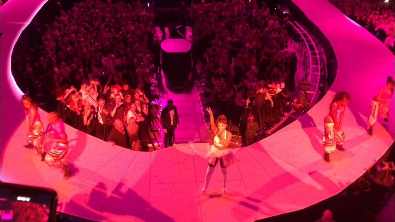 Ariana Grande - Side to Side (live) 22nd September, 3arena Dublin