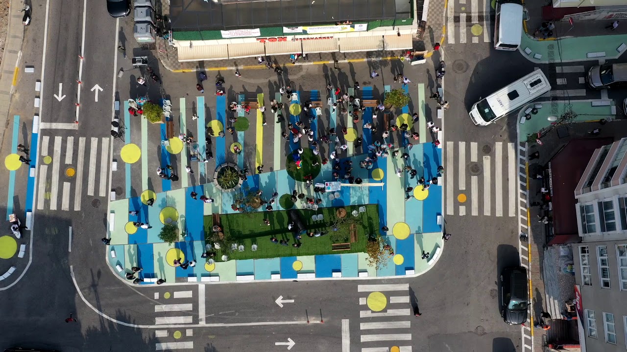 Tactical urbanism: Parking lot in Istanbul turned into a low-cost public square and play space