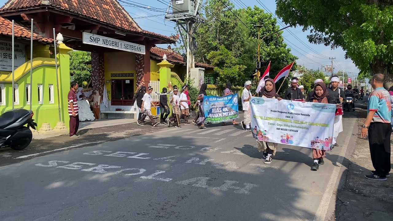 Karnaval SMP Negeri 1 Seyegan Gelar Karya Sosialisasi Cinta Lingkungan Menuju Indonesia Emas