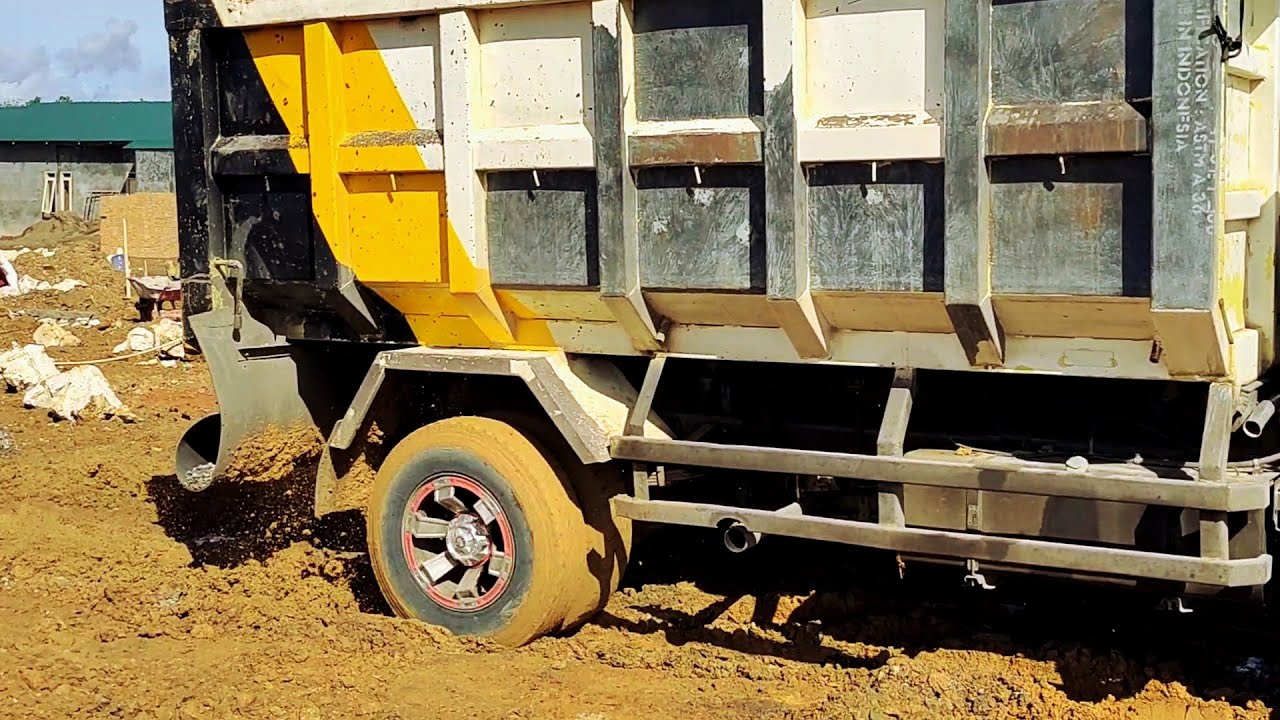 Dump truk//Mobil truk Terpuruk Amblas Di Jalan Penuh Lumpur😱!!!Sopir Bar-Bar
