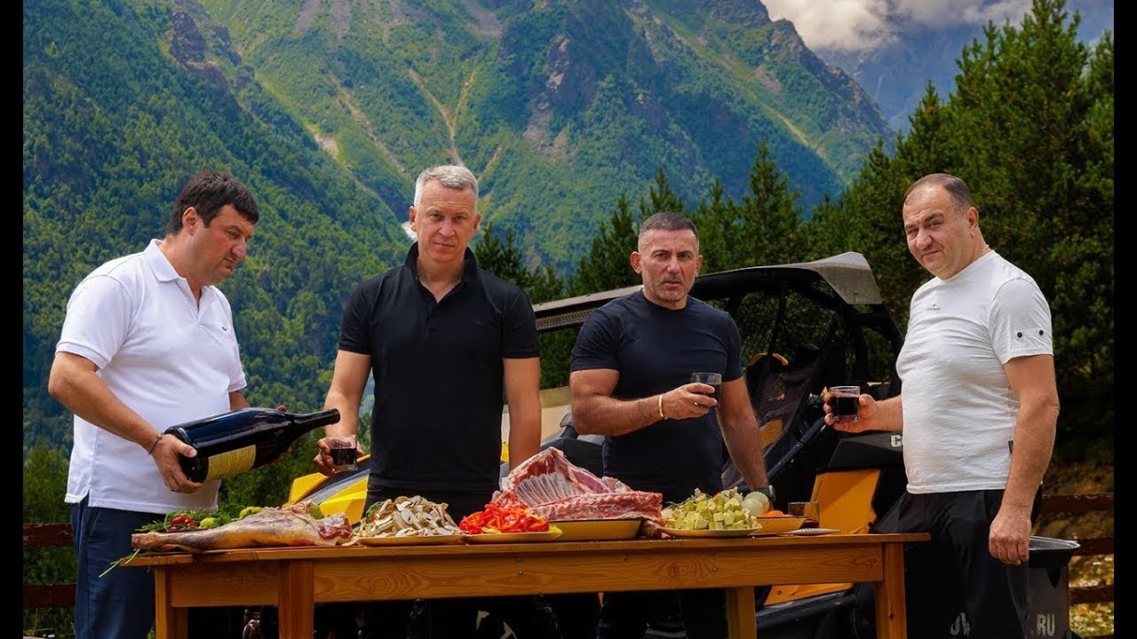 ¡Cordero a la parrilla en saj! ¡Cordero a la parrilla! ¡Carne a la parrilla al fuego!