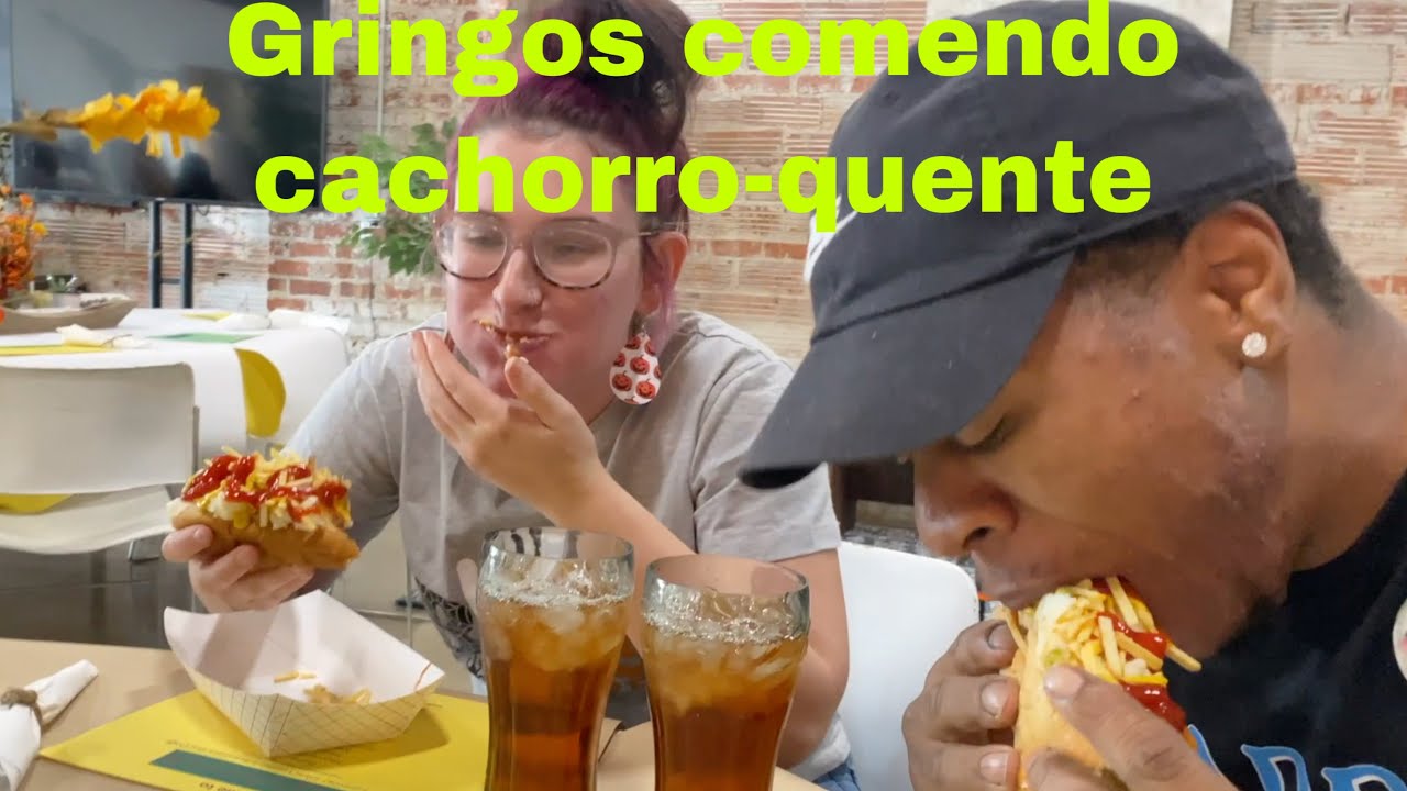Gringos comendo Cachorro quente. Gente fizemos Cachorro quente para o jantar na nossa igreja