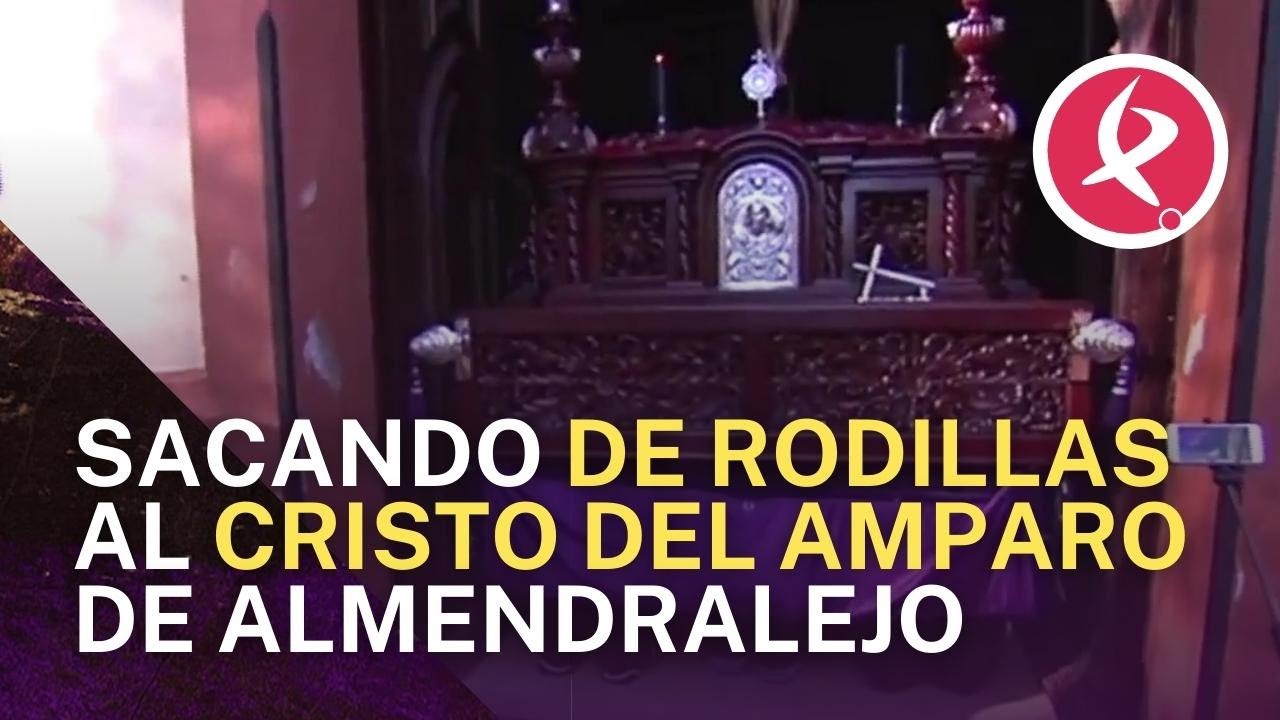 Los costaleros sacan de rodillas al Cristo del Amparo de Almendralejo | Canal Extremadura