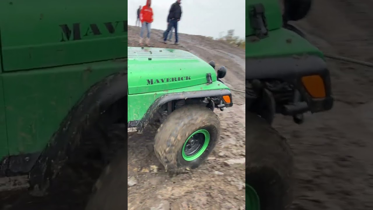 Jeeps einen schlammigen H&uuml;gel hinaufziehen