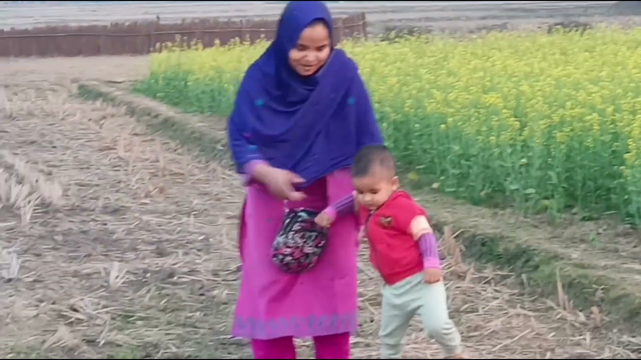 সরিষা ফুল দেখে বাচ্চারা খুবই আনন্দিত। 