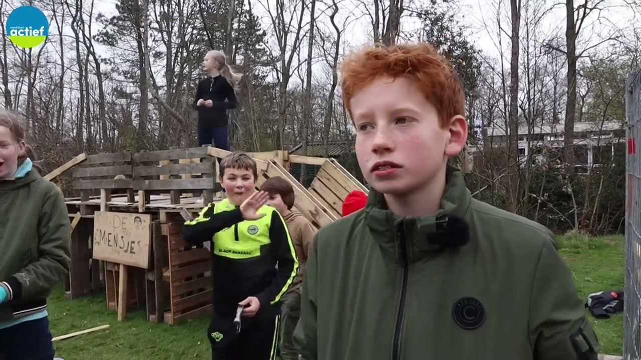 Bruggenbouwers van groepen 7 en 8 in actie bij OBS Sinnehonk in Aldtsjerk