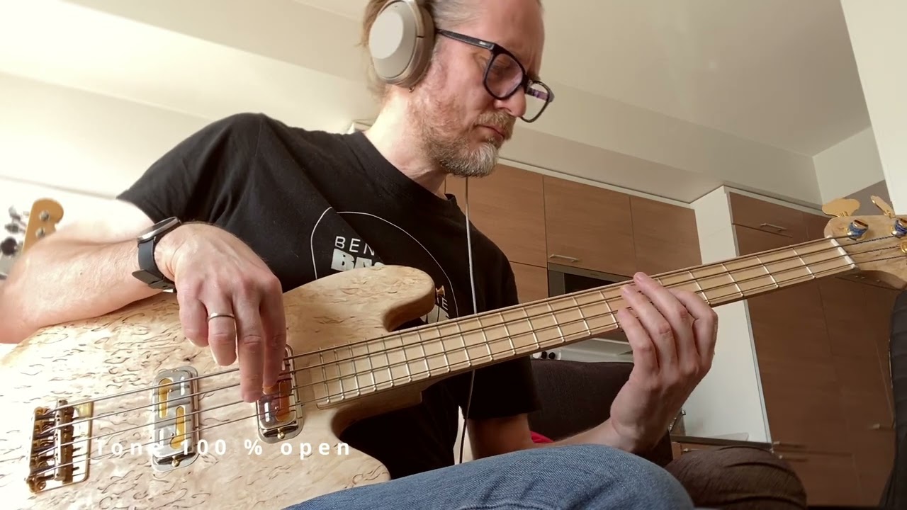 Short scale bass with Curtis Novak H22 pickups