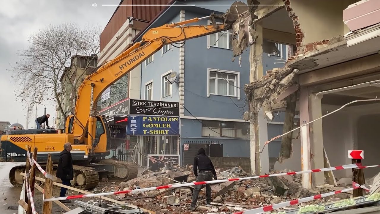 Hyundai 210LC Excavator Bina Yıkma İşlemi - Tehlikeli hareketler