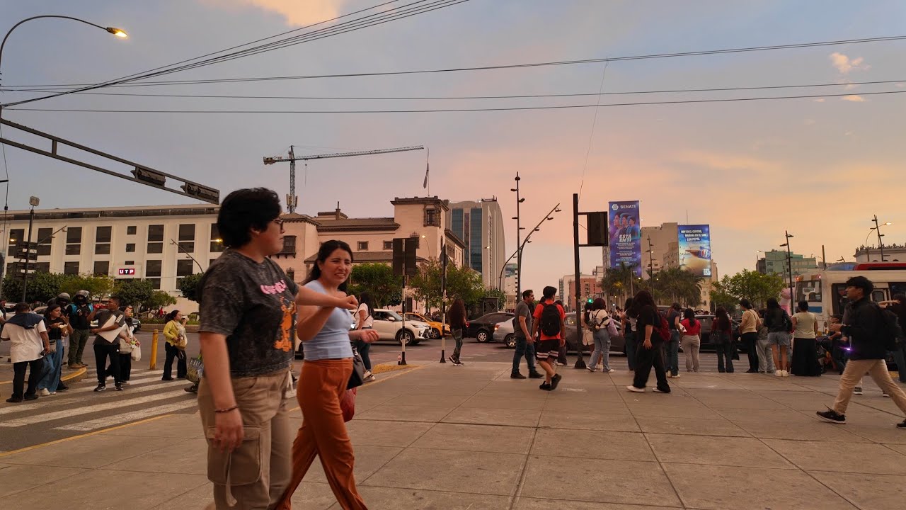 Traffic sound, street with people walking 🎧