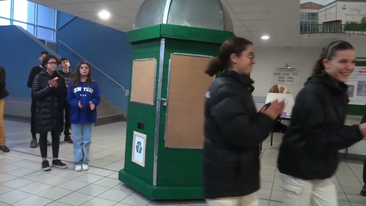 Une colonne Morris au collège Maurice Clavel d'Avallon (89)